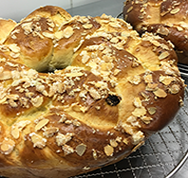 Omas Hefenkranz mit köstlicher Zuckermandel Kruste.